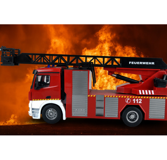 Gasilsko vozilo z vrtljivo lestvijo-pršilcem vode.. 1:18 RTR/AMW-22675